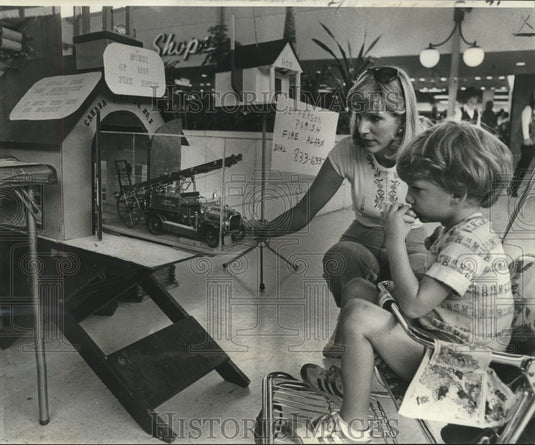 1976 Press Photo Beth Hal & son Michael viewing a 1914 Fire Truck at Lakeside- Historic Images