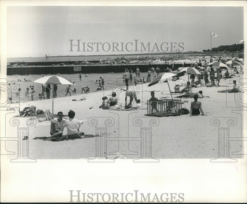 Load image into Gallery viewer, 1961 Press Photo New Orleans-People celebrating Fourth of July at the beach
