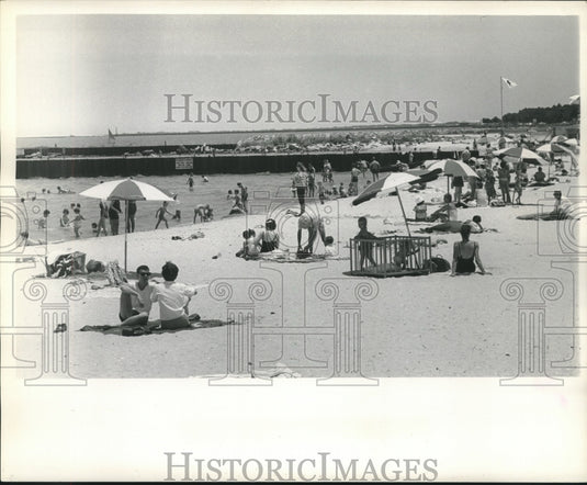 1961 Press Photo New Orleans-People celebrating Fourth of July at the beach