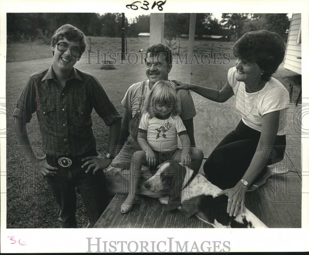 1986 Press Photo Matt Fletcher with family and dog, after heart transplant - Historic Images