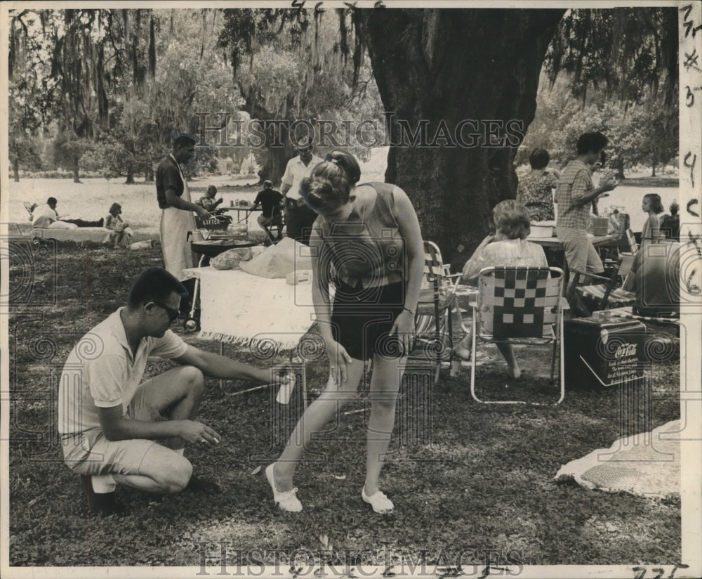 1963 Press Photo Wayne Knotts helps his wife with bug spray, Audubon Park
