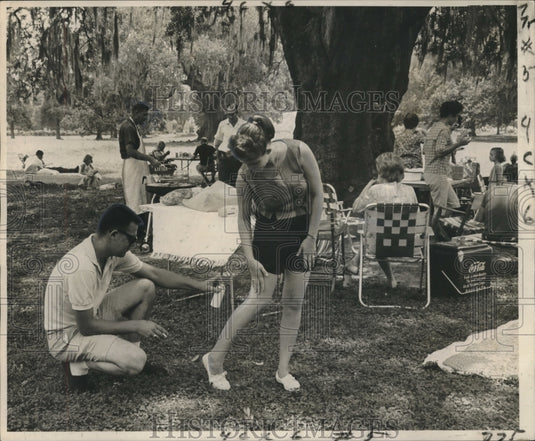 1963 Press Photo Wayne Knotts helps his wife with bug spray, Audubon Park