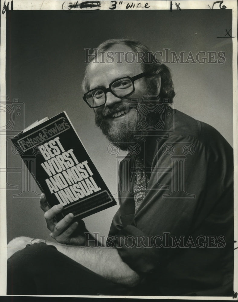 1975 Press Photo Mark Fowler, co-author of "Best, Worst and Most Unusual."- Historic Images