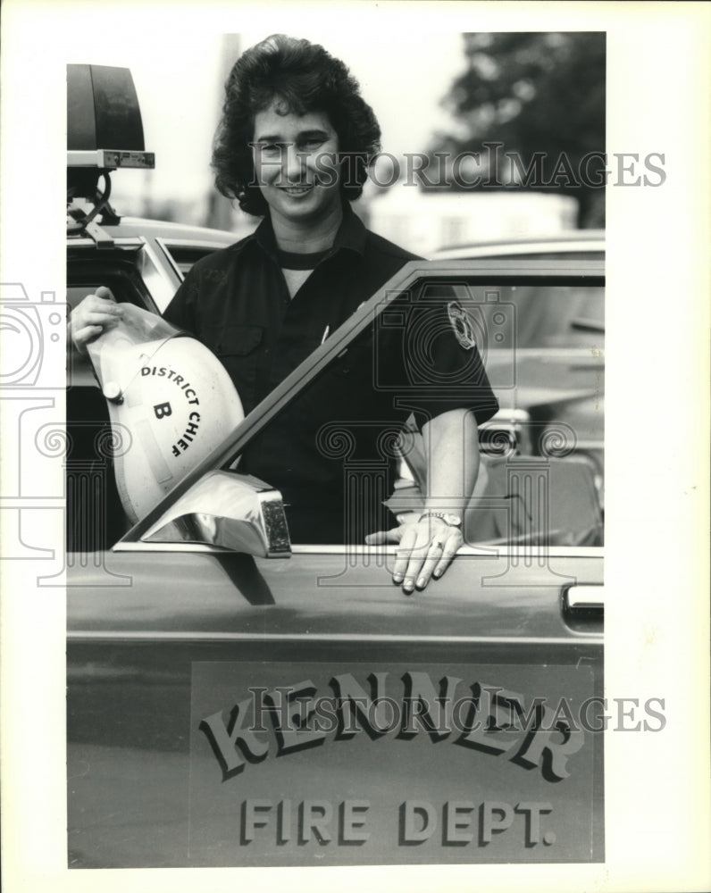 Load image into Gallery viewer, 1991 Press Photo Penny Frame, first woman firefighter &amp; now fire chief in Kenner
