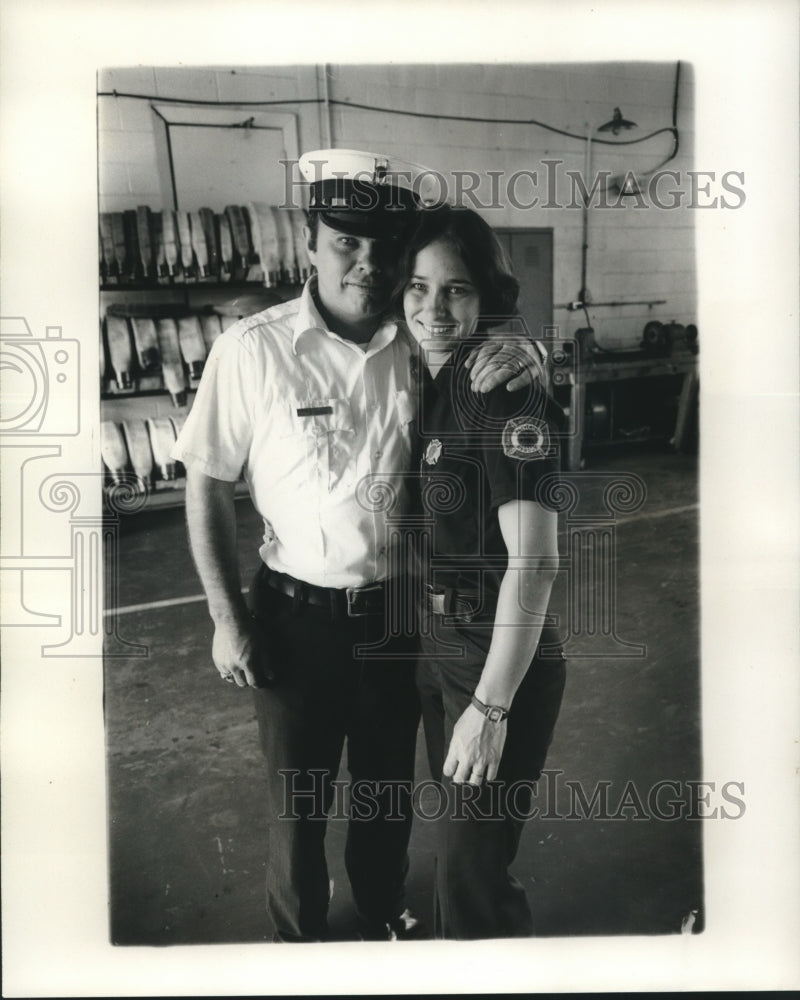 Load image into Gallery viewer, 1977 Press Photo Mr. &amp; Mrs. William and Penny Frame, Kenner Fire Department
