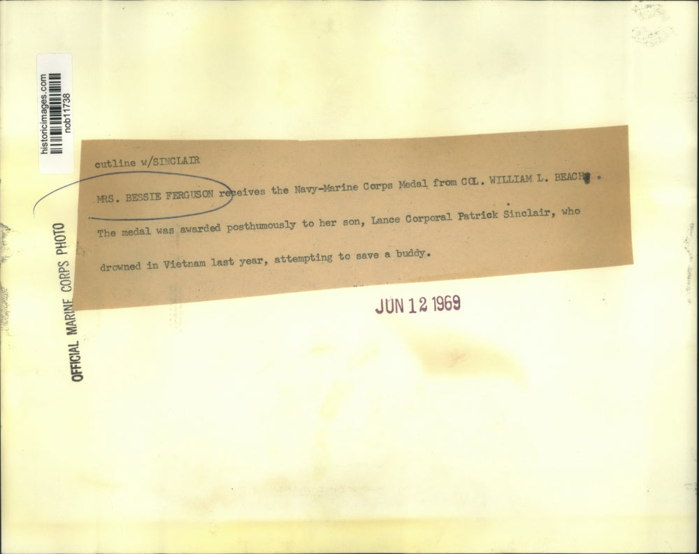 1969 Press Photo Mrs. Bessie Ferguson receives Navy-Marine Medal from Col. Beach