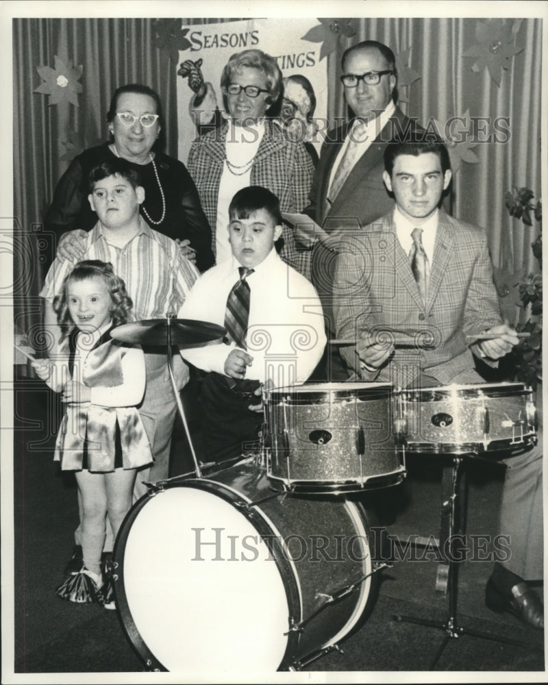 1971 Press Photo Dr. Fontana &amp; others at Children Talent Festival.- Historic Images