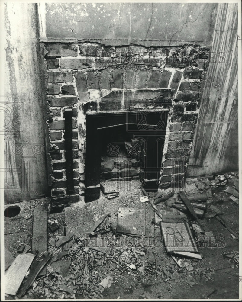 1977 Press Photo Old fireplace at 123 Chartres- Historic Images