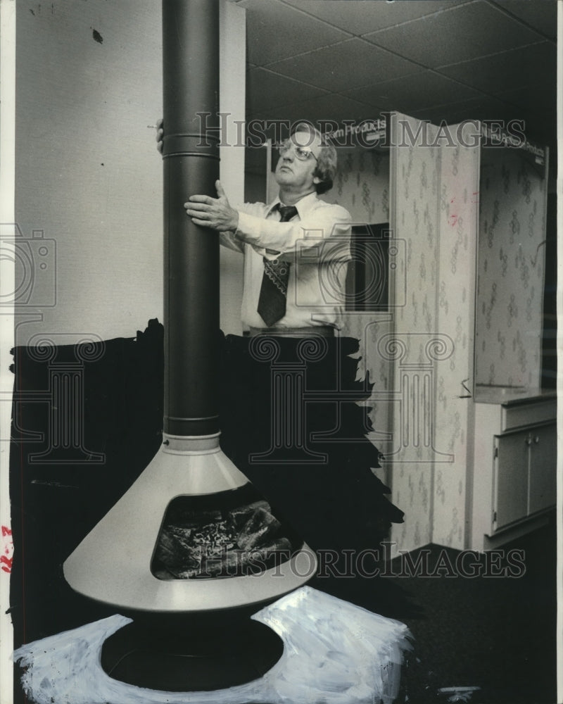 1976 Press Photo Barry Weinstein adjusts pipe on easy-to-install fireplace- Historic Images