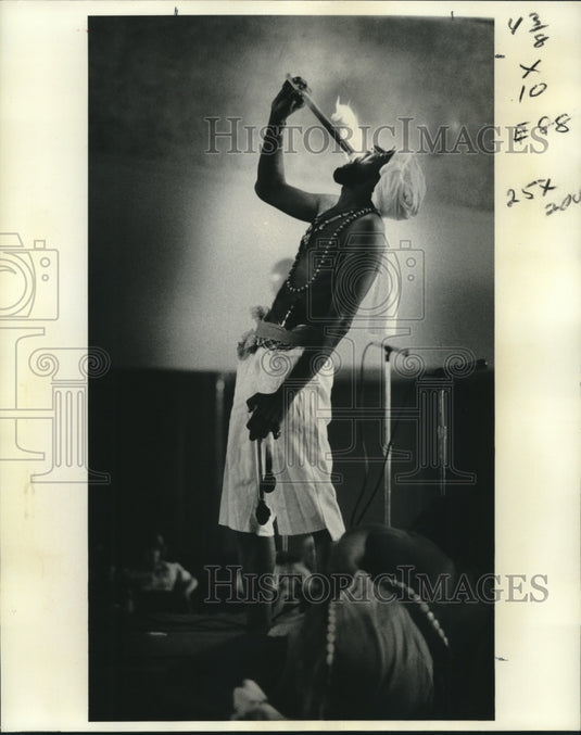 1977 Press Photo "Keeyama" indulges in uncommon fare; 'fire-eating.'- Historic Images