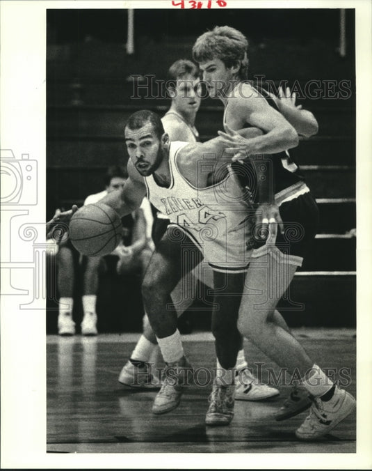 1985 Press Photo Dana Frazier & Houston Willamson in basketball game at Xavier- Historic Images