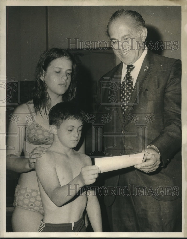 1971 Press Photo Pauline Mitich & Steven Wellmeyer presented check by Dr. Foti.- Historic Images