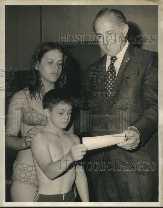 1971 Press Photo Pauline Mitich & Steven Wellmeyer presented check by Dr. Foti.- Historic Images