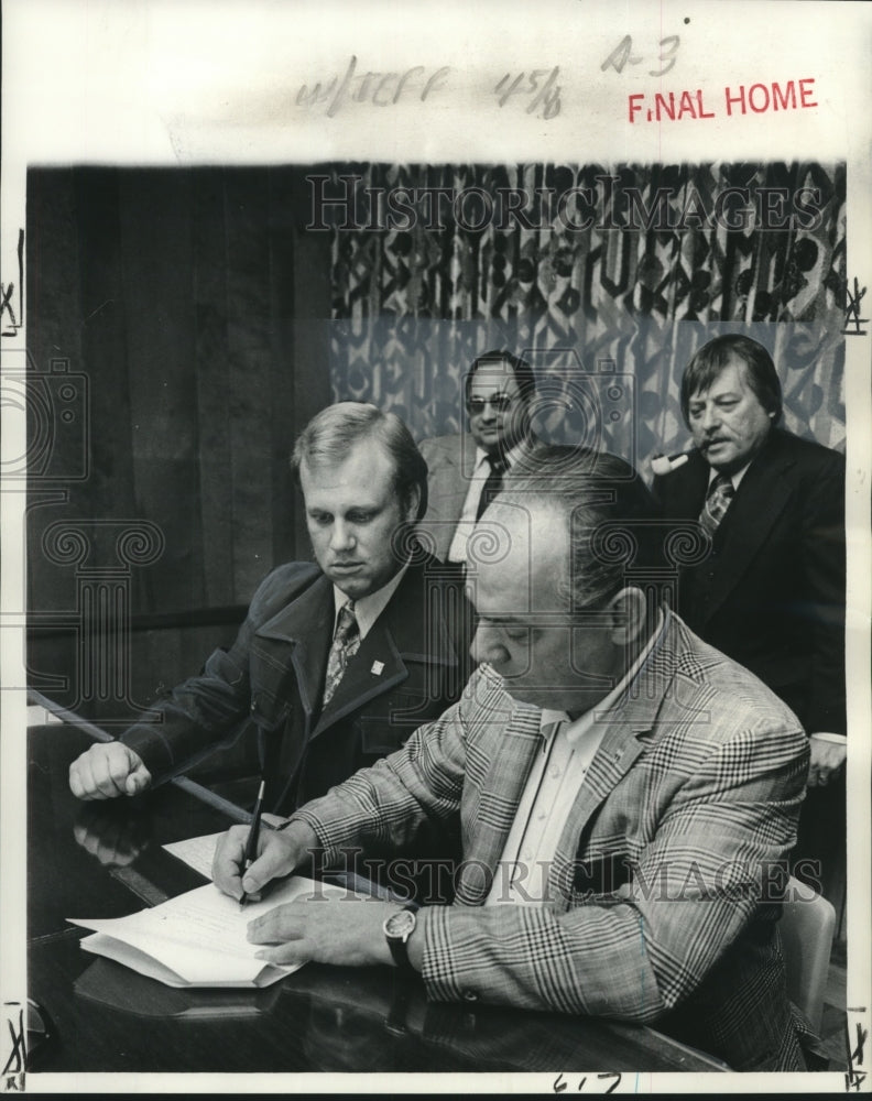 1976 Press Photo JFT President Ed Fontaine signs the new teacher contract- Historic Images