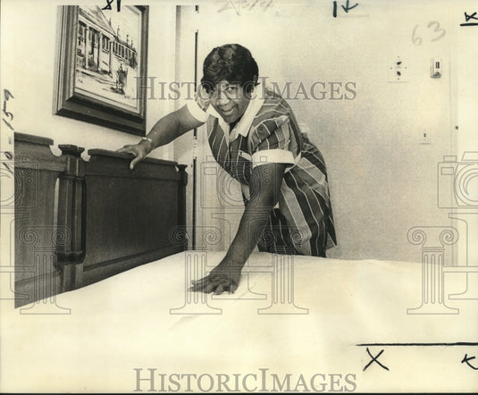 1976 Press Photo Corine Fox of Chicago received "Roomkeeper of the Year" award- Historic Images