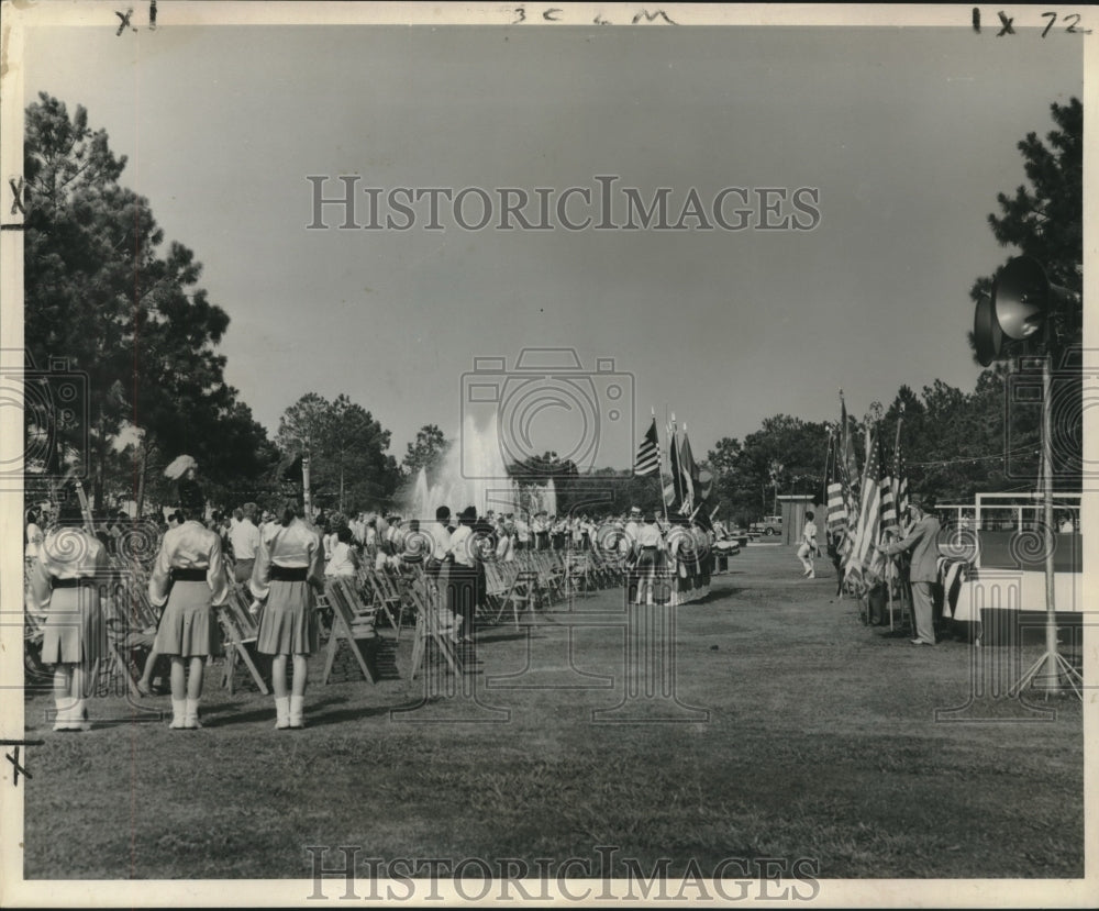 1963 Press Photo Girls in team uniforms at Mardi Gras foundation on lakefront- Historic Images