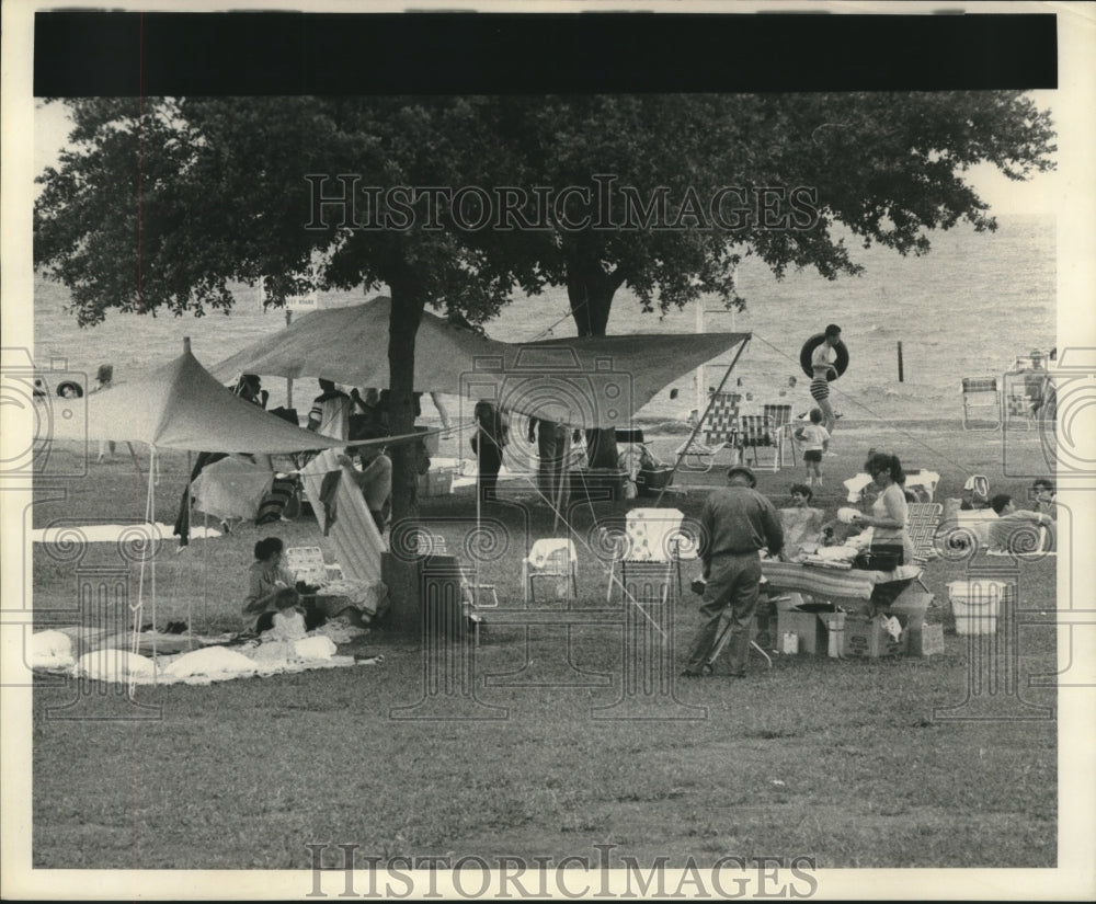 1968 Press Photo Residents celebrate Fourth of July at Lakefront - nob12202