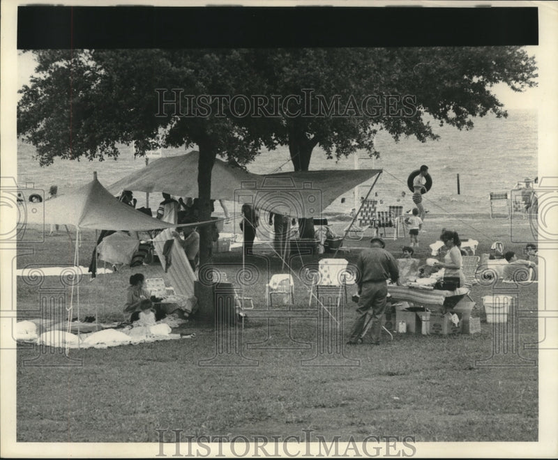 Load image into Gallery viewer, 1968 Press Photo Residents celebrate Fourth of July at Lakefront - nob12202
