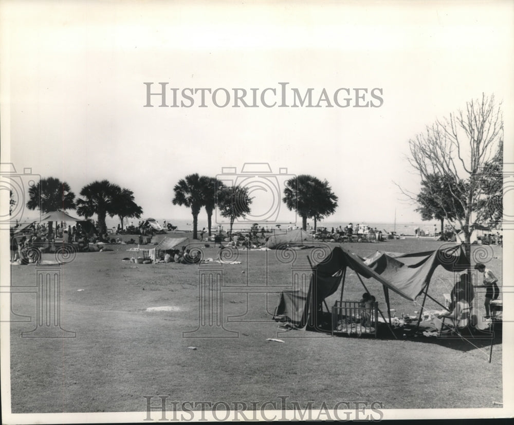 1961 Press Photo Picnickers during Fourth of July holiday at Spanish Fort