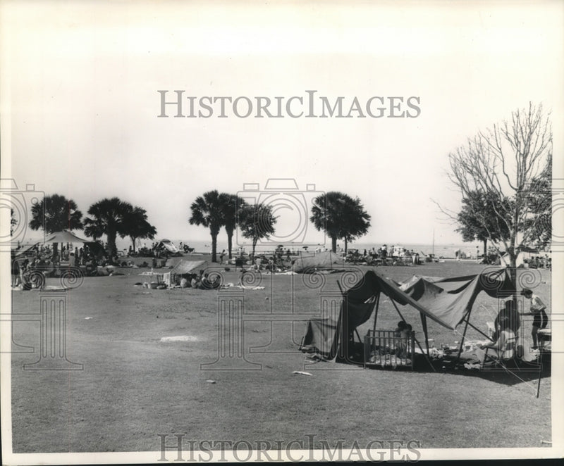 Load image into Gallery viewer, 1961 Press Photo Picnickers during Fourth of July holiday at Spanish Fort
