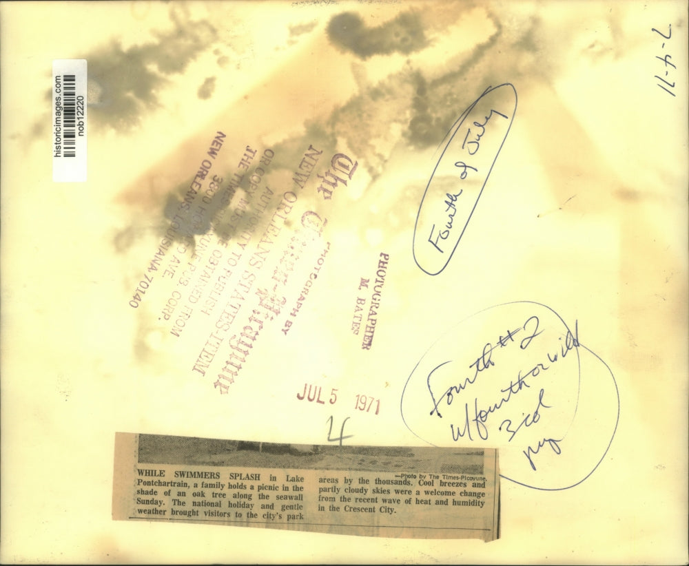 1971 Press Photo Swimmers and picnickers enjoy Lake Pontchartrain - nob12220