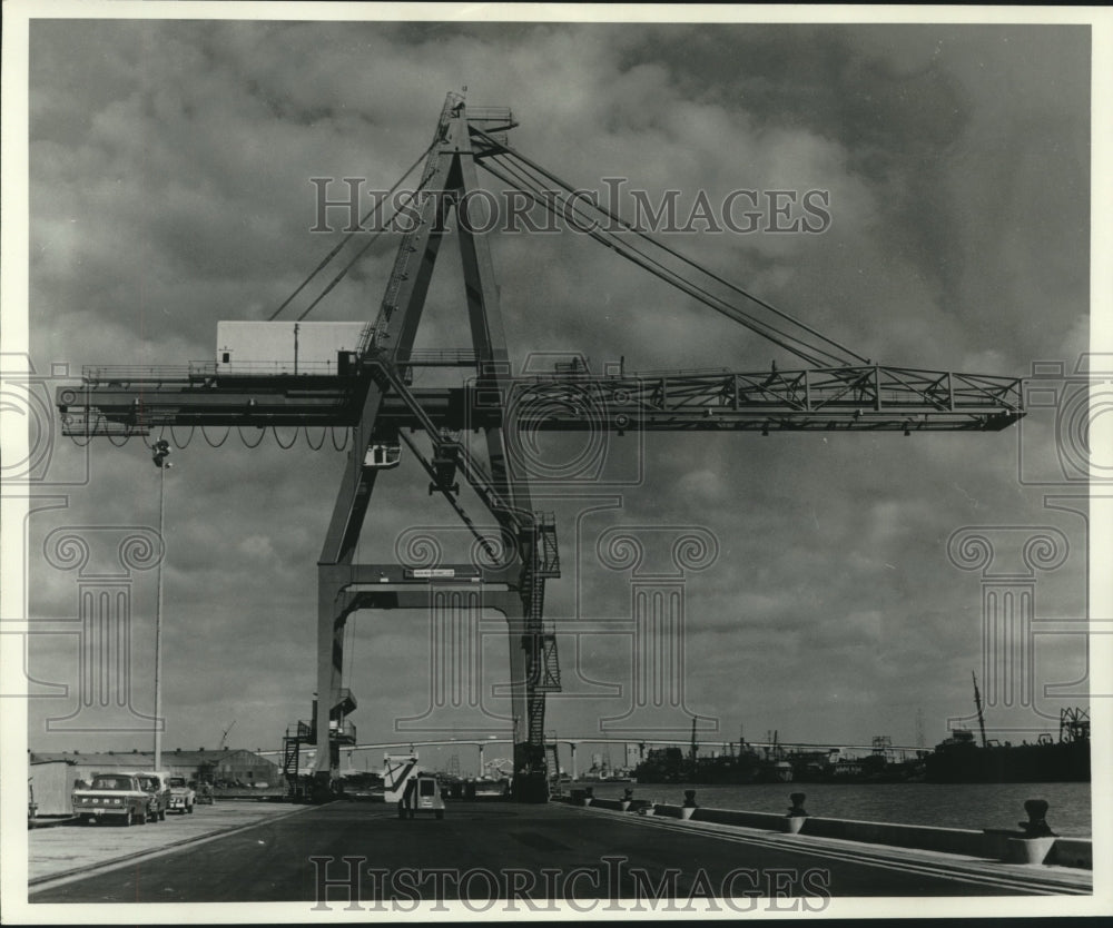 1977 Press Photo Heavy lift crane at France Road Container Terminal, Berth 4- Historic Images