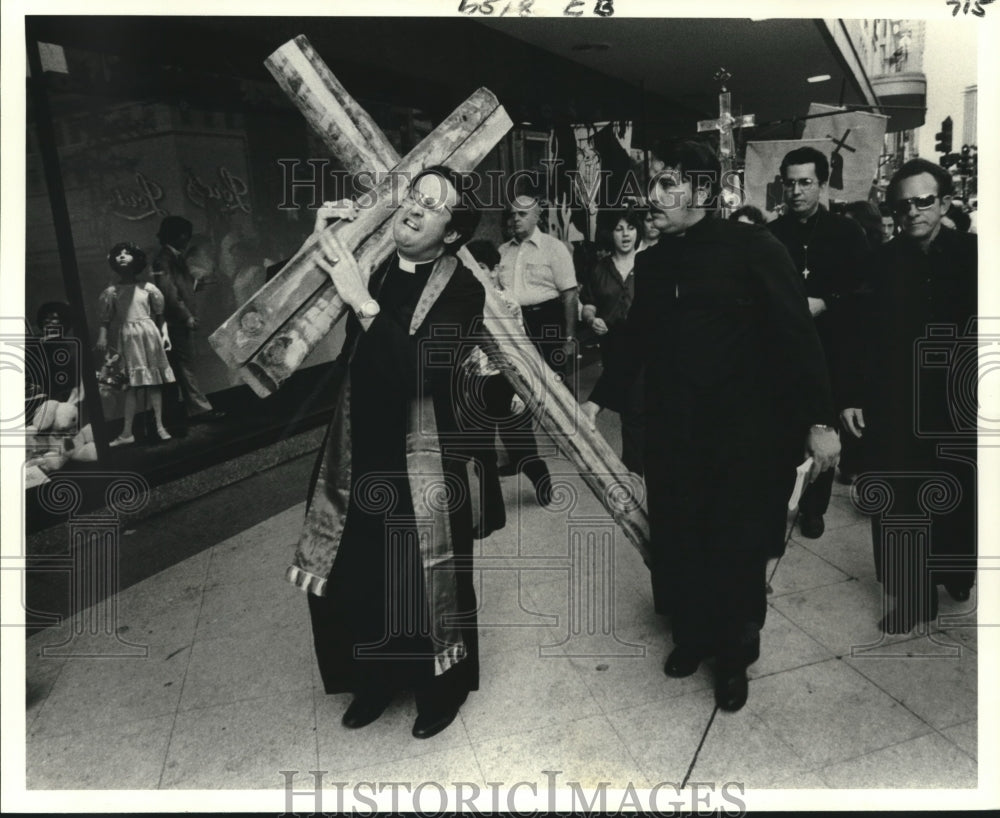 1979 Press Photo Rev. Leo Frade grimaces under weight of the cross.- Historic Images