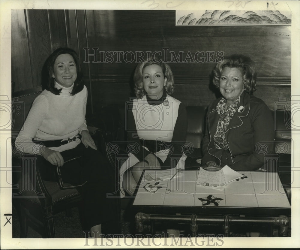 1972 Press Photo Mrs. Fine &amp; others plan fundraiser for Israel&#39;s needy children.- Historic Images