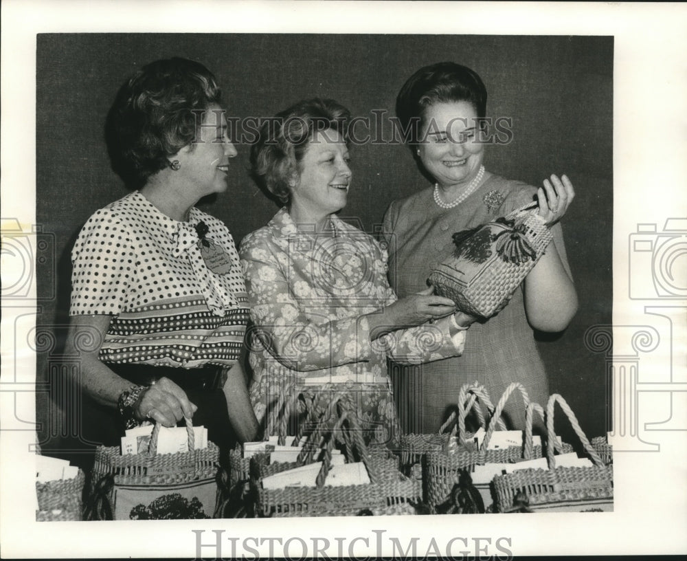 1971 Press Photo The Garden Club of America presents basket type pocketbook- Historic Images