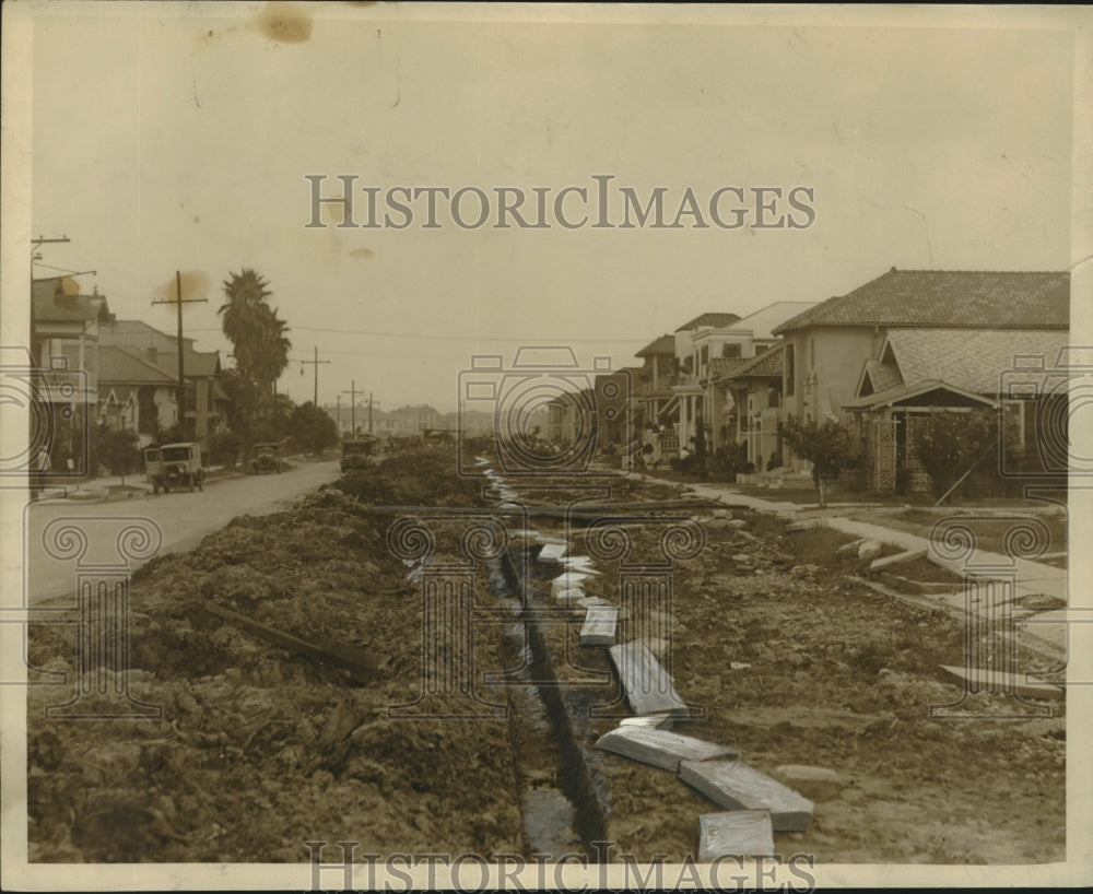 Press Photo Beautification project for Fontainbleau Drive - nob12532
