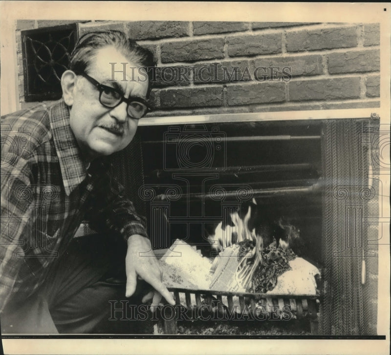 Load image into Gallery viewer, 1974 Press Photo Wallace Soucy shows his fireplace heating system. - nob12555
