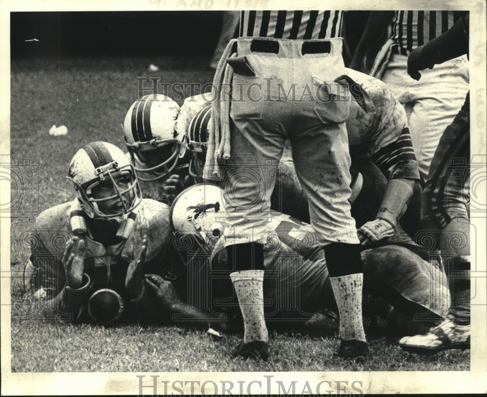 1981 Press Photo Football - Coach talks to his football players during the game- Historic Images