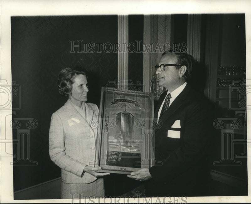 Load image into Gallery viewer, 1971 Press Photo Woman Realtor Lola Freedman and Allen Johness at La Pavilion
