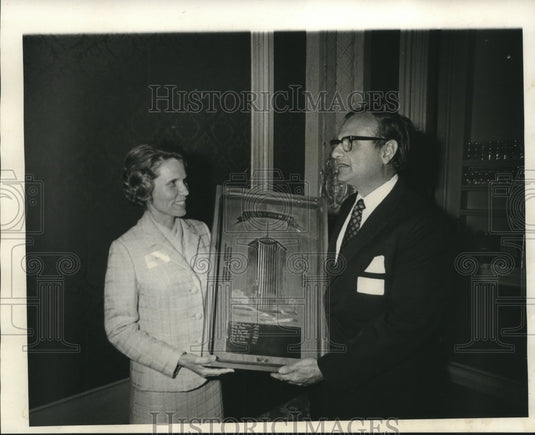 1971 Press Photo Woman Realtor Lola Freedman and Allen Johness at La Pavilion