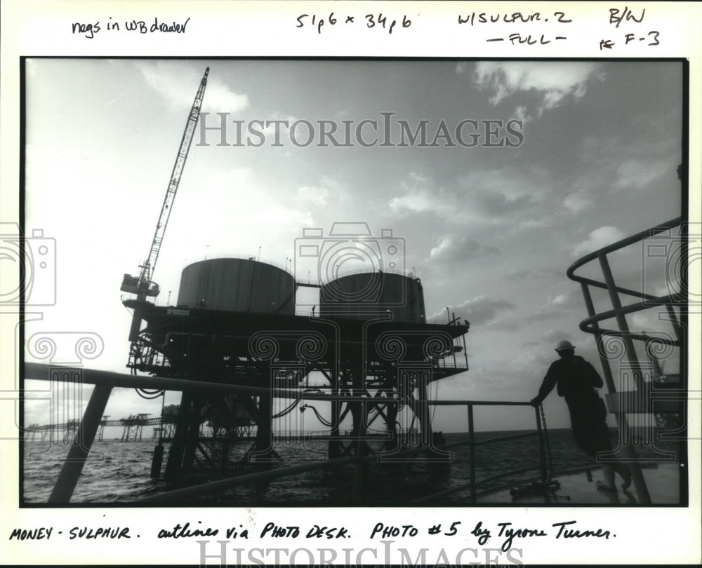 Press Photo Money-Sulphur Oil Rig platform - nob12711