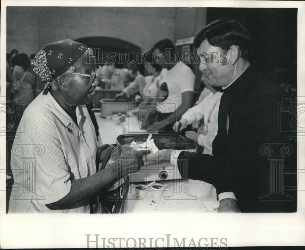 1975 Press Photo Father Anthony Luminais served at Food Festival- Historic Images