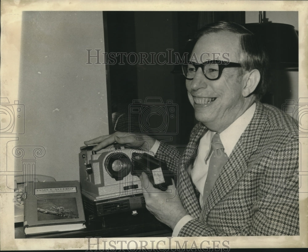 1974 Press Photo Dr. Claude A. Frazier, insect doctor.- Historic Images