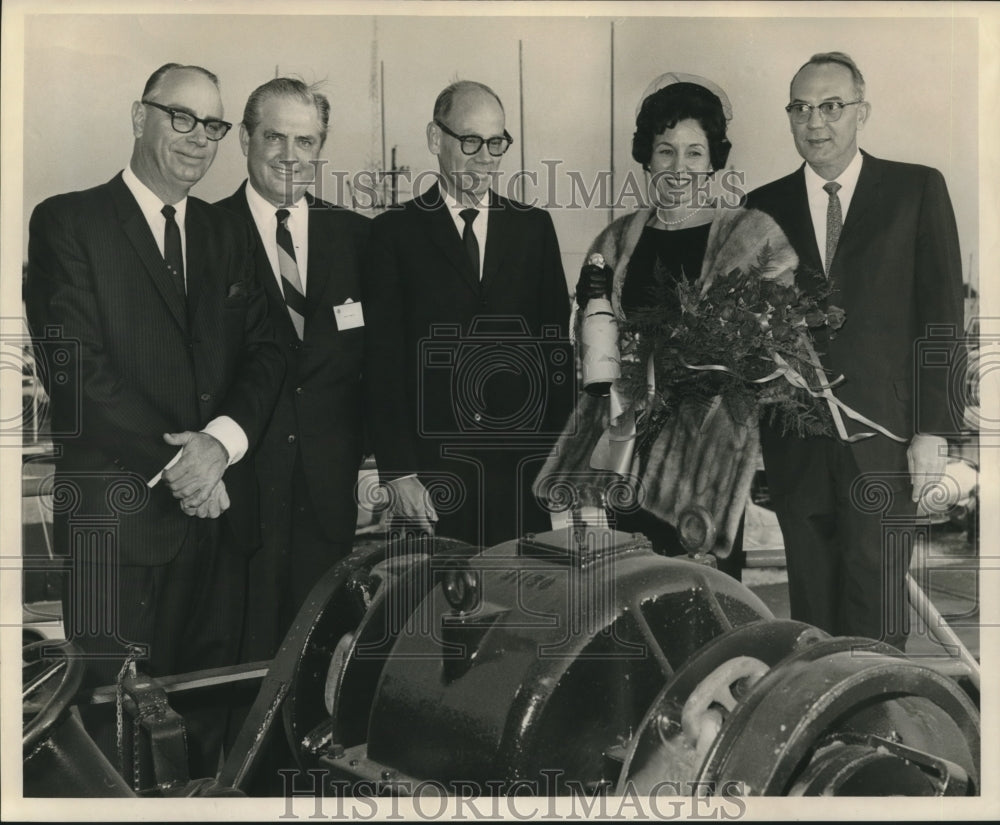 1963 Press Photo Group Prepares to Christen Ship "at Southern Yacht Club