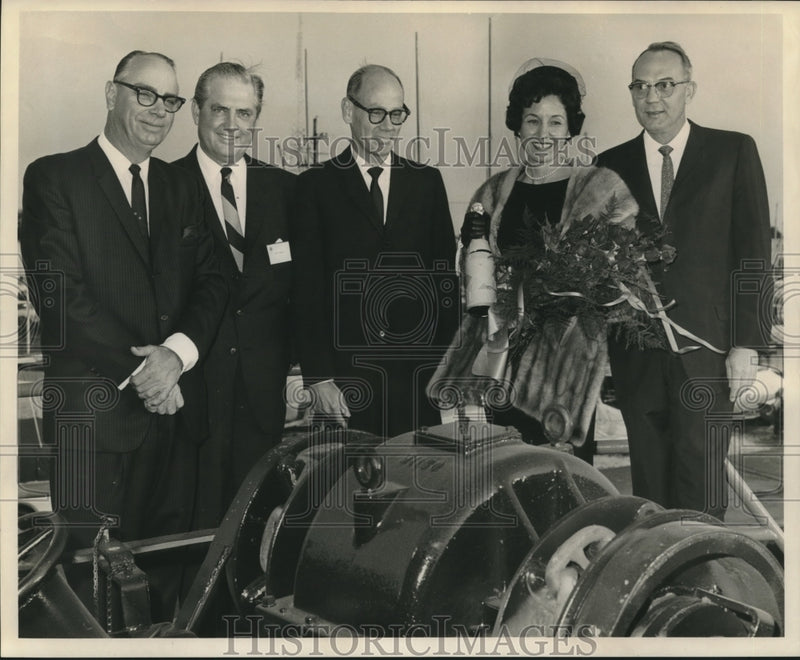 Load image into Gallery viewer, 1963 Press Photo Group Prepares to Christen Ship "at Southern Yacht Club
