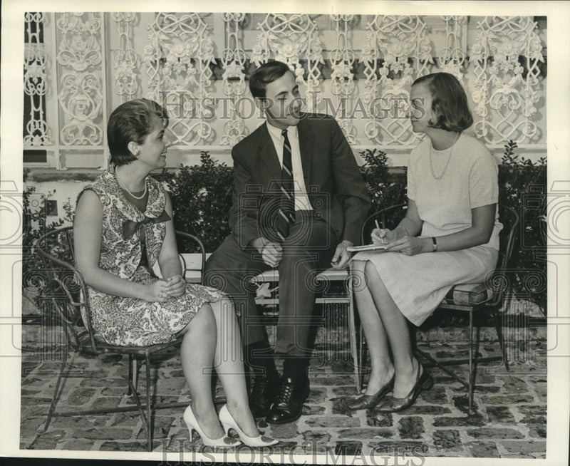 Load image into Gallery viewer, 1966 Press Photo Attendees at Juenesse d'Orleans Meeting, New Orleans
