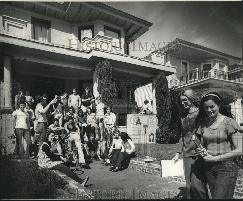 1974 Press Photo Trish Rich &amp; Carol Uhlmann passing by a Greek Fraternity house