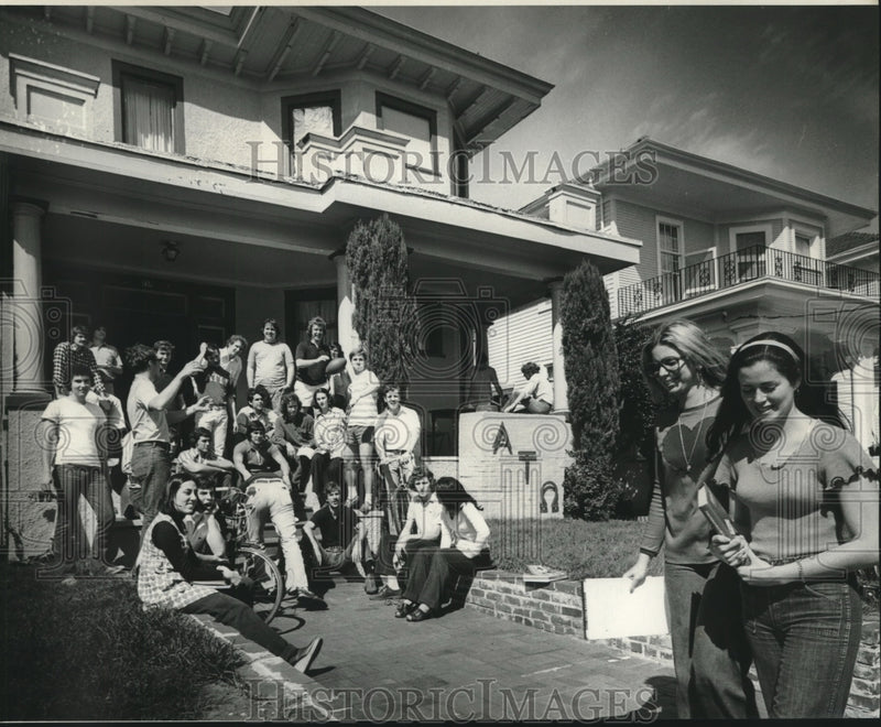 Load image into Gallery viewer, 1974 Press Photo Trish Rich &amp; Carol Uhlmann passing by a Greek Fraternity house
