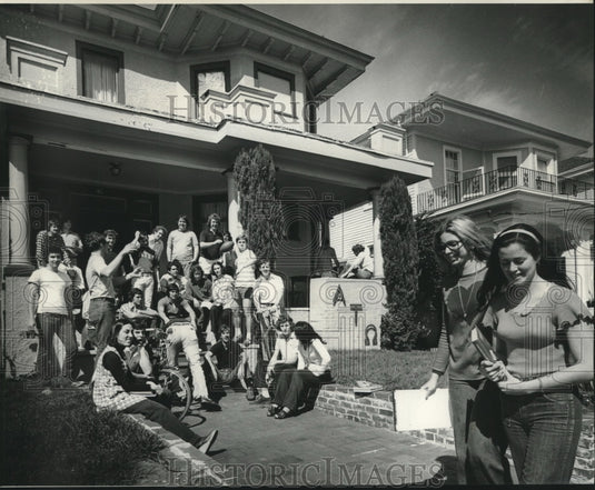 1974 Press Photo Trish Rich & Carol Uhlmann passing by a Greek Fraternity house