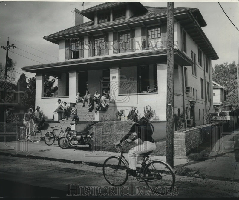 Load image into Gallery viewer, 1974 Press Photo Sigma Alpha Epsilon's spacious Broadway house - nob12866
