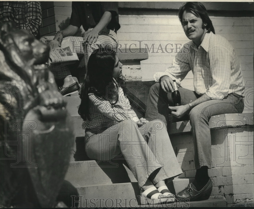 1974 Press Photo Young people socializing outside building entrance - nob12876