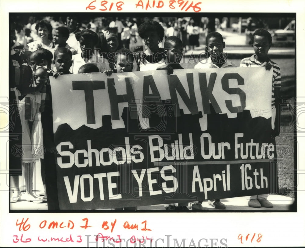 1988 Press Photo Founders Day celebration with children holding &quot;Thanks&quot; sign.- Historic Images