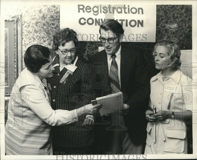 Load image into Gallery viewer, 1973 Press Photo International Association of Pupil Personnel Worker convention
