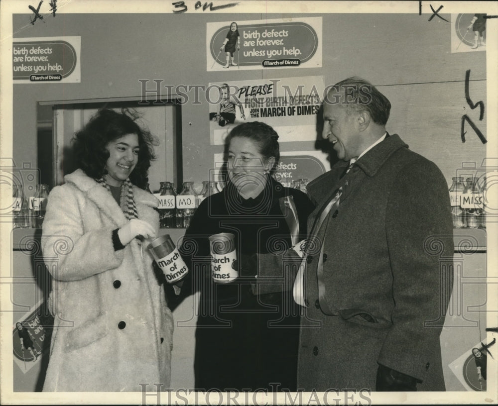 1972 Press Photo Carmen Besalo makes a donation to open January March of Dimes.- Historic Images