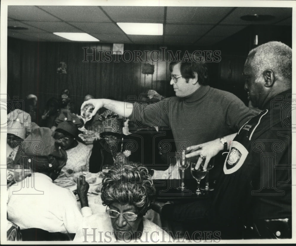 1976 Press Photo Sheriff Charles Foti volunteers at a Nursing Home- Historic Images