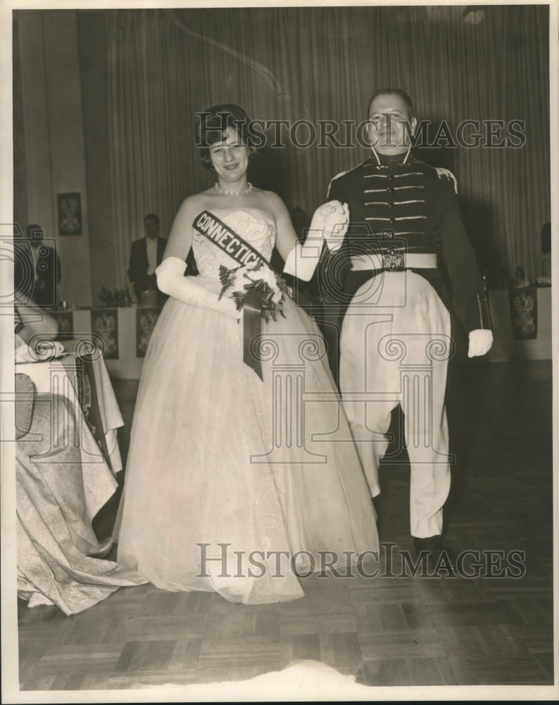 Load image into Gallery viewer, 1964 Press Photo Ann Caro Freret, Miss Connecticut, escorted at the Jung Hotel
